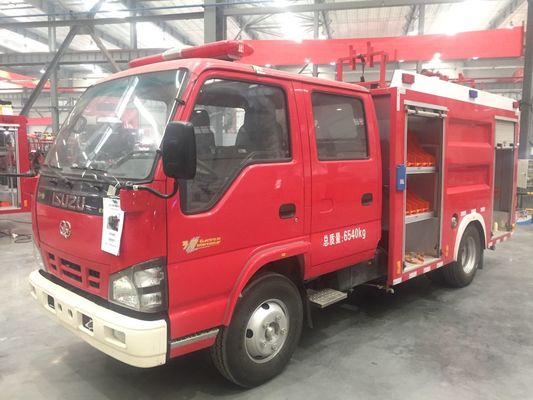Isuzu 赤い色の水タンクの普通消防車 2000kg 容量 EURO 6
