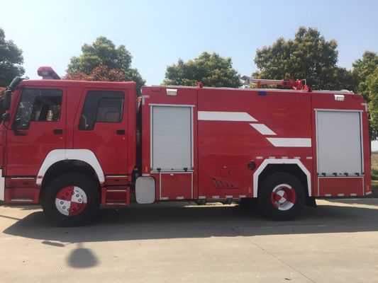 多機能の二重小屋が付いている Sinotruk 8000L 水泡普通消防車