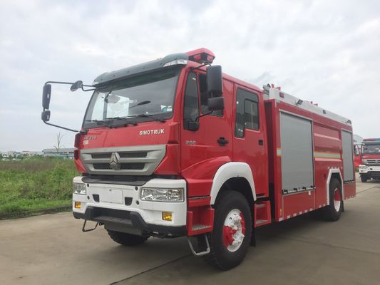 HOWO 196kw 森林消防車 4x2 のタイプ 6 トンのフォーム容量ダブル キャビン