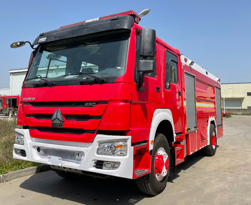 HOWO 310hp 頑丈な普通消防車 6 は 8000L 泡容量を動かしました
