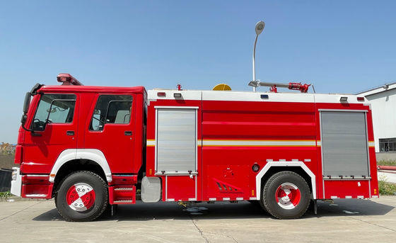 SINOTRUK 228kw 頑丈な普通消防車 6 はタイプ 8000 リットルの泡容量を動かしました